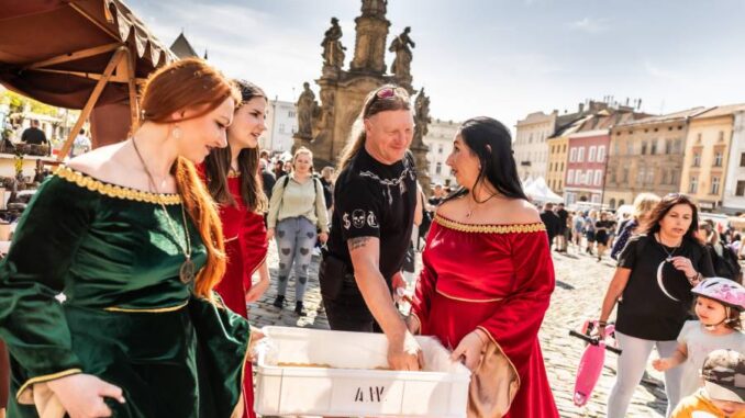 Olomoucký tvarůžkový festival spojený s ochutnávkou tvarůžkových specialit a regionálních piv. Zdroj: Statutární město Olomouc