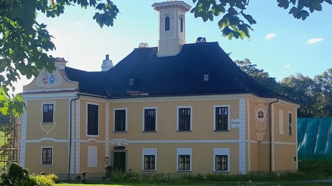 Zrekonstruovaná budova zámku.