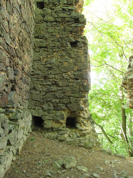 Nároží donjonu s kapsami po trámech podlahy druhého podlaží.