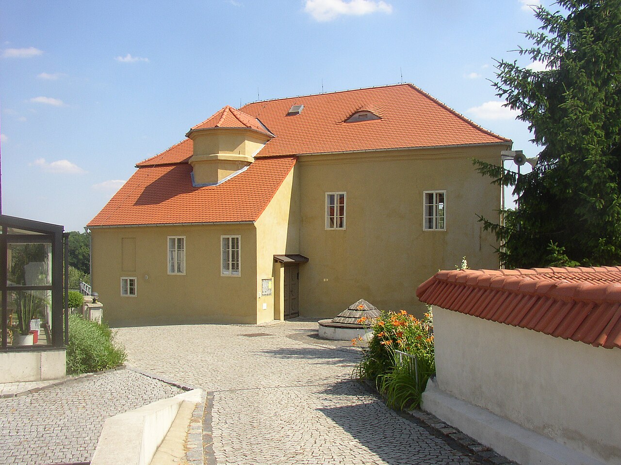 Tvrz Brozany nad Ohří. Autor: Miaow Miaow / Wikimedia Commons, volné dílo. Zdroj: <a href="https://commons.wikimedia.org/wiki/File:Brozany_nad_Ohri_CZ_castle_from_NNW_186.jpg">Creative Commons</a>