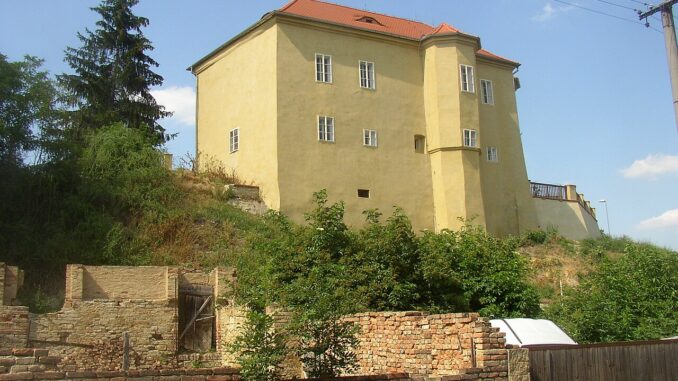 Tvrz Brozany nad Ohří. Autor: User:Miaow Miaow / Wikimedia Commons, volné dílo. Zdroj: Creative Commons