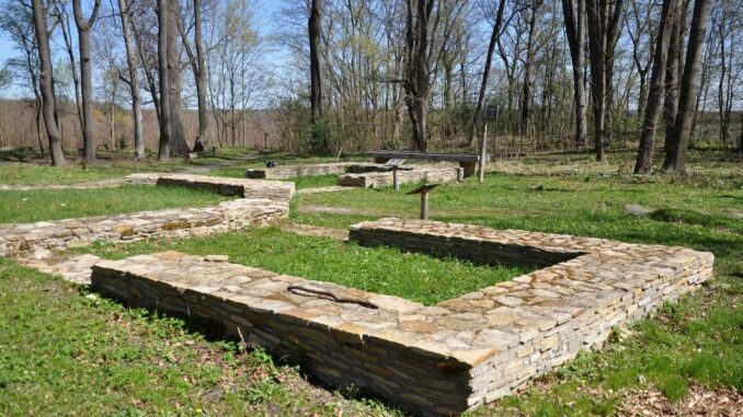 Zřícenina letohrádku Neulust. Foto: Petr Fabian. Zdroj: Hrady-zříceniny.cz