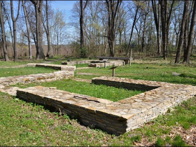 Zřícenina letohrádku Neulust. Foto: Petr Fabian. Zdroj: Hrady-zříceniny.cz