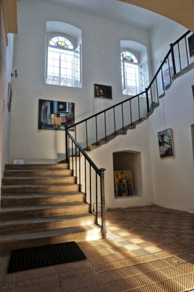 Hlavní schodiště.