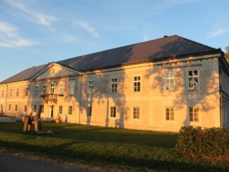 Zámek v západu slunce.