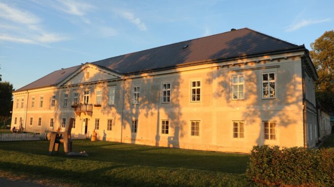 Zámek v západu slunce.