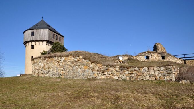 Zřícenina hradu Hartenštejn na Karlovarsku. Foto: Petr Fabian. Zdroj: Hrady-zříceniny.cz – Hartenštejn