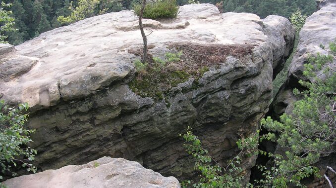 Zřícenina skalního hradu Klamorna.