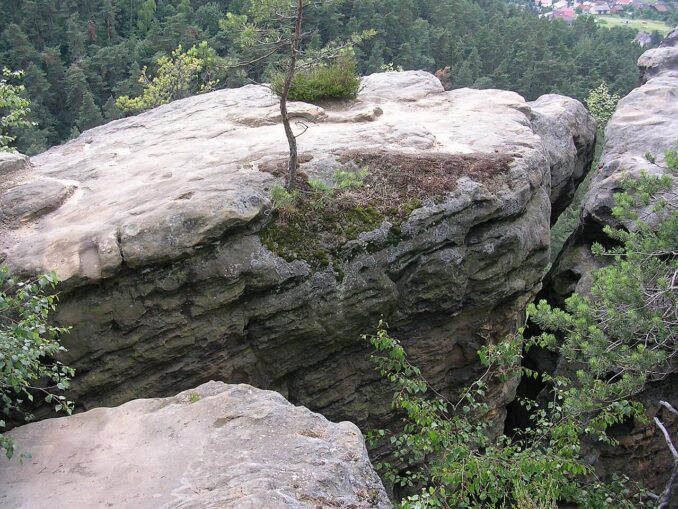 Zřícenina skalního hradu Klamorna.