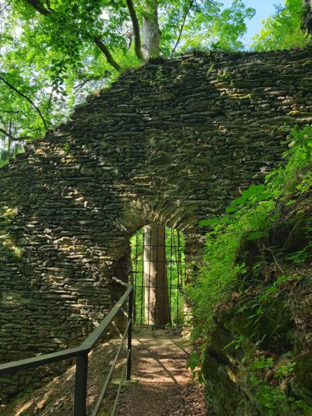 Zřícenina hradu Návarov. Foto: Michael Kalfeřt  