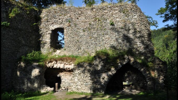 Zřícenina hradu Návarov. Foto: Petr Fabian, www.hrady-zriceniny.cz