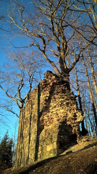 Torzo hradní věže.