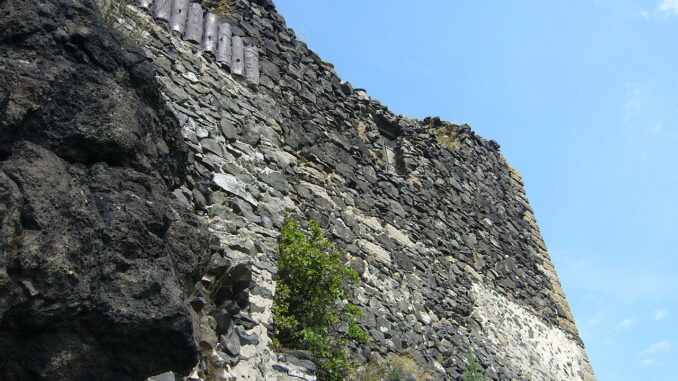 Starý Berštejn. Torzo věže.