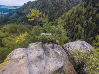 Pohled z vysoké skály se zříceninou hradu Střmen, Teplické skály, součást krajinného parku Adršpašsko-teplice Shutterstock.com