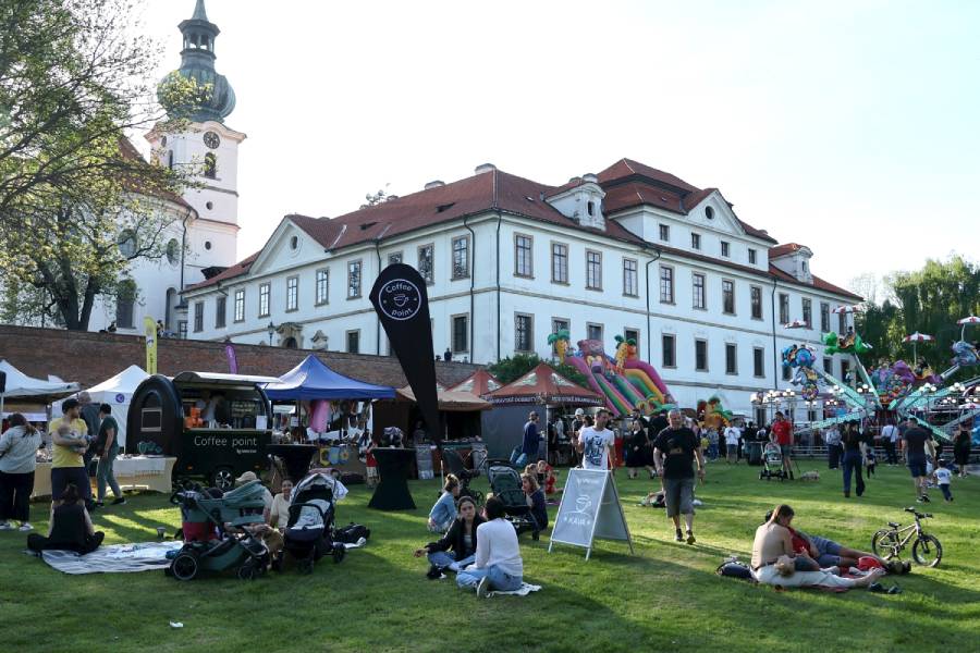 Jarní břevnovské trhy s pálením čarodějnic. Zdroj: FB Břevnovské čarodějnice