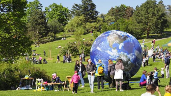 Den Země v parku na Kraví hoře v Brně. Zdroj: Ekologické vzdělávací centrum Lipka