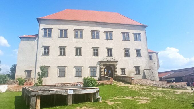 Hrad a zámek Dolní Kounice. Foto: Holka na vandru