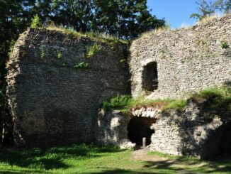 Zřícenina hradu Návarov v okrese Jablonec nad Nisou. Foto: Petr Fabian. Zdroj: Hrady-zříceniny.cz