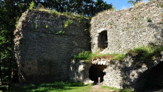 Zřícenina hradu Návarov v okrese Jablonec nad Nisou. Foto: Petr Fabian. Zdroj: Hrady-zříceniny.cz