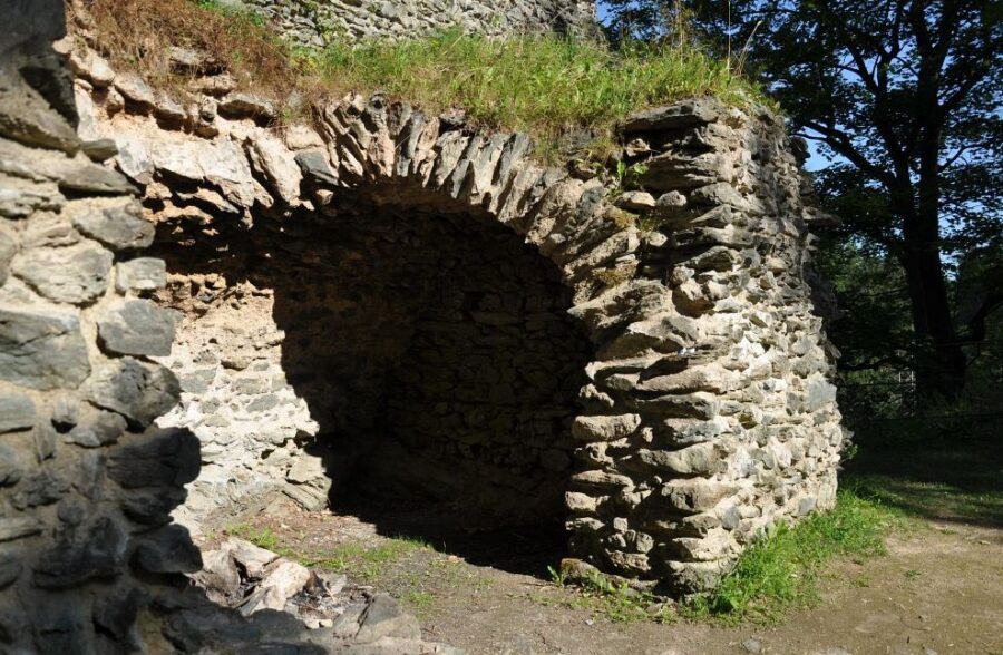 Zřícenina hradu Návarov v okrese Jablonec nad Nisou. Foto: Petr Fabian. Zdroj: <a href="https://www.hrady-zriceniny.cz/hrad_navarov.htm">Hrady-zříceniny.cz</a>