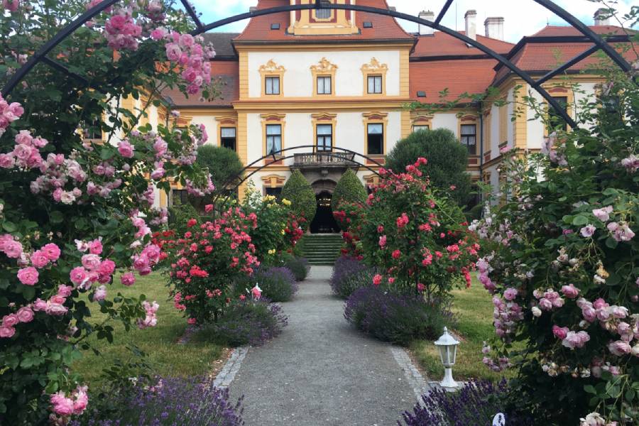 Kvetoucí zahrada u zámku Jemniště. Zdroj: Zámek Jemniště