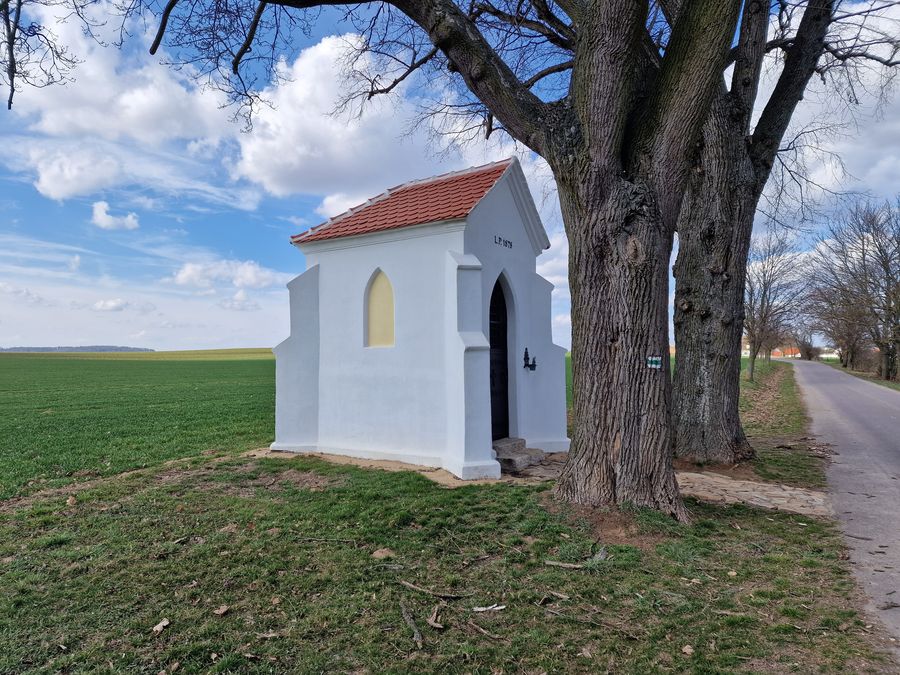 K naučné stezce Hrotovicko dojdete po zelené turistické značce z Hrotovic, cesta vede kolem kapličky. Foto: Jiří Petruželka