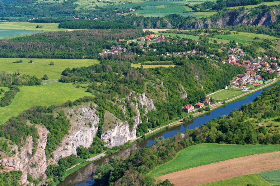 Celá trasa Královského průvodu Berounskem je lemována říčkou Litavkou a řekou Berounkou.