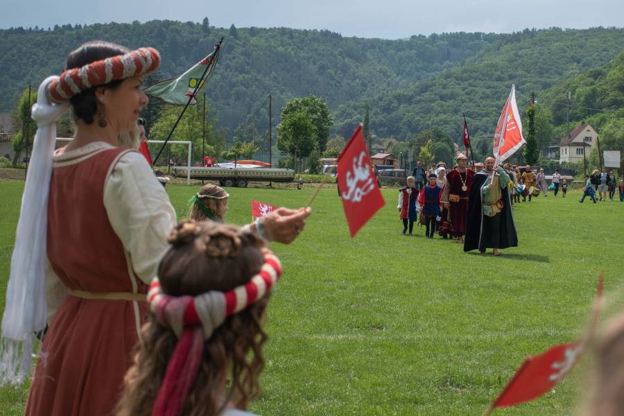 Královský průvod je pro turisty přitažlivý hlavně proto, že nabízí možnost aktivně se zapojit do oživené historie. Zdroj: Město Beroun