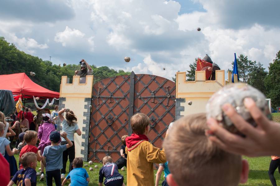 Královský průvod císařovny Elišky zaujme děti autentickou středověkou atmosférou a interaktivní zábavou přímo na trase. Zdroj: Město Beroun