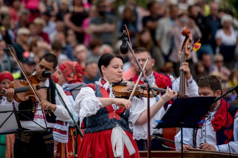 Hudební program Jízdy králů ve Vlčnově je nabitý tradičním folklorem. Zdroj: Společnost Jízdy králů Vlčnov