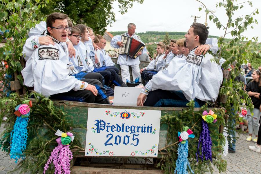 Předlegrúti (mladíci, kteří budou hlavními aktéry – legrúty – až v následujícím roce) se během Jízdy králů na projíždějí v ozdobeném voze, kde zpívají, popíjejí víno a starají se o veselou zábavu. Zdroj: Společnost Jízdy králů Vlčnov
