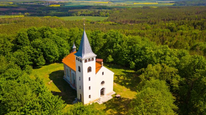 Rozhledna Křížový vrch u Chotěšova. Zdroj: Shutterstock.com / Peteri / 2100821680