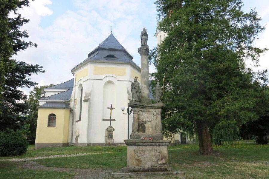 Mariánský sloup u kostela svaté Alžběty Uherské.