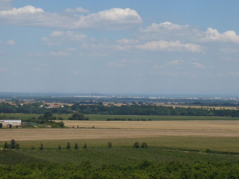 Výhled z rozhledny Barborka na Pardubice. Autor: Czech Wikipedia user Marzper – vlastní dílo, CC BY-SA 3.0. Zdroj: <a href="https://commons.wikimedia.org/wiki/File:Rozhledna_Barborka_-_vyhled_na_Pardubice.JPG">Wikimedia Commons</a>