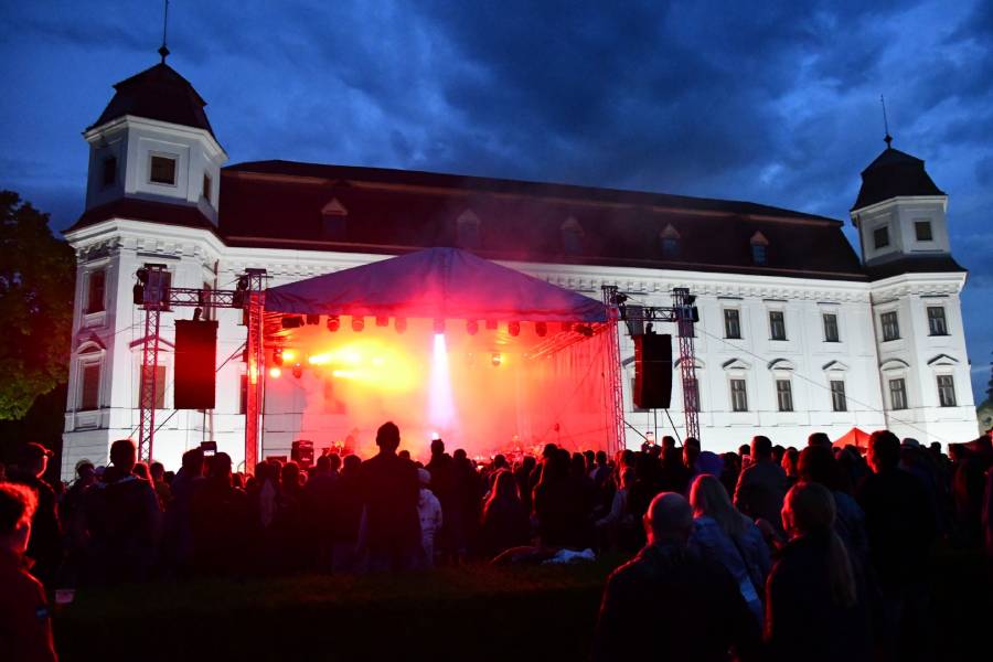 Zámecké nádvoří i další prostory hostí vystoupení všech žánrů. Zdroj: Město Holešov