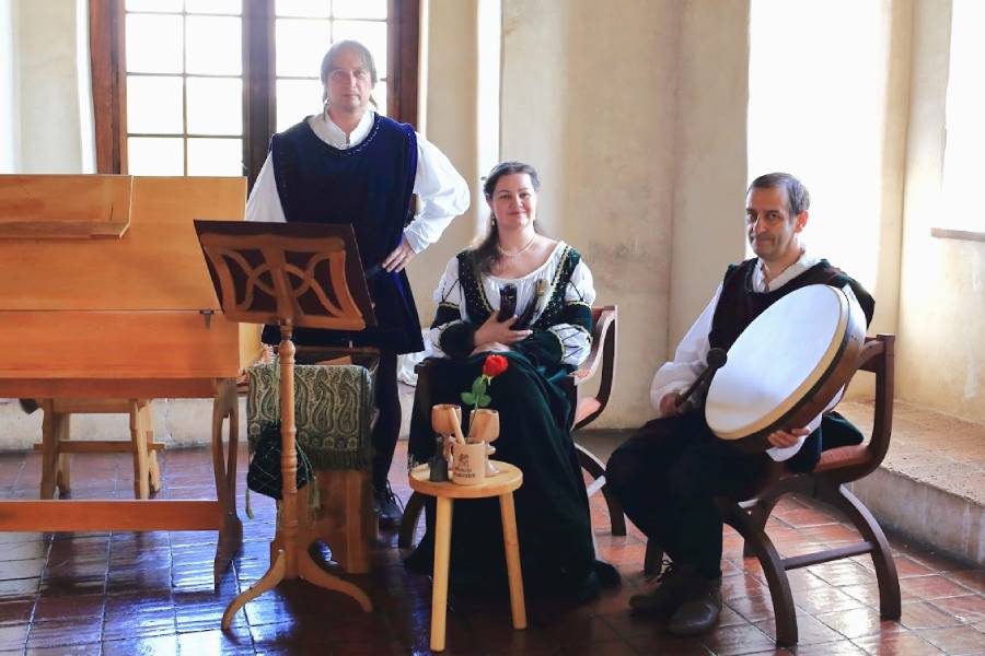 Černínské kratochvíle jsou oživené prohlídky vodního hradu Švihov, které návštěvníkům přibližují život, zábavu a kulturu šlechty v raném novověku. Zdroj: Národní památkový ústav
