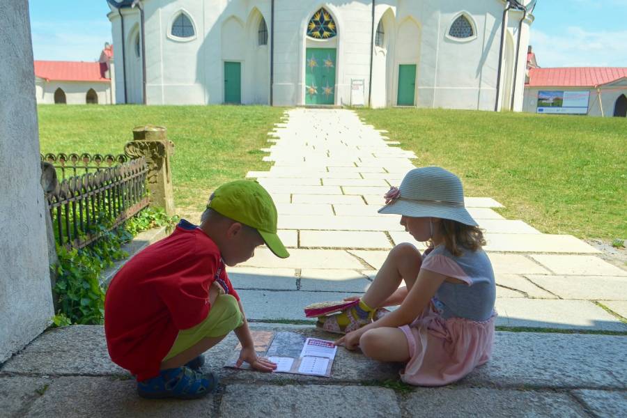 Letní putování po Santiniho stezce je turistická a poznávací akce a dobrodružná hra na Vysočině. Zdroj: Destinační společnost Koruna Vysočiny