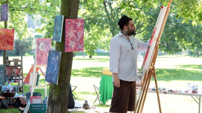 Polabský Montmartre je tradiční umělecký festival pod širým nebem, který se koná v Brandýse nad Labem. Zdroj: Polabský Montmartre, Facebook