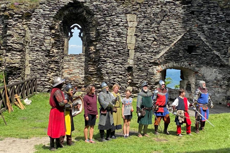 Hradní slavnosti na Bezdězu jsou tradiční třídenní historická akce, která se koná na raně gotickém královském hradě Bezděz. Zdroj: Národní památkový ústav