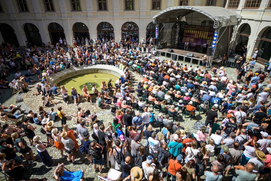 Holešovská regata je oblíbený hudební a rodinný festival, který se každoročně koná v areálu zahrad zámku Holešov na Kroměřížsku. Zdroj: agentura@velryba.cz