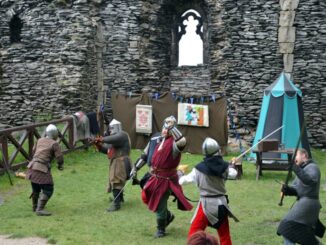 Hradní slavnosti na Bezdězu jsou tradiční třídenní historická akce, která se koná na raně gotickém královském hradě Bezděz. Zdroj: Národní památkový ústav