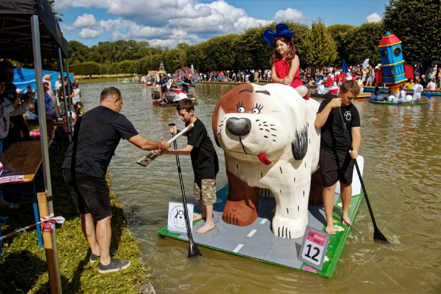 Holešovská regata je oblíbený hudební a rodinný festival, který se každoročně koná v areálu zahrad zámku Holešov na Kroměřížsku. Zdroj: agentura@velryba.cz