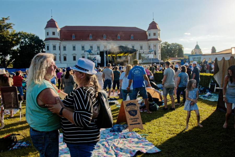 Holešovská regata je oblíbený hudební a rodinný festival, který se každoročně koná v areálu zahrad zámku Holešov na Kroměřížsku. Zdroj: agentura@velryba.cz