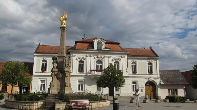 Valašské Klobouky, sloup a radnice. Zdroj foto: Palickap, CC BY-SA 3.0 via Wikimedia Commons, upravena velikost
