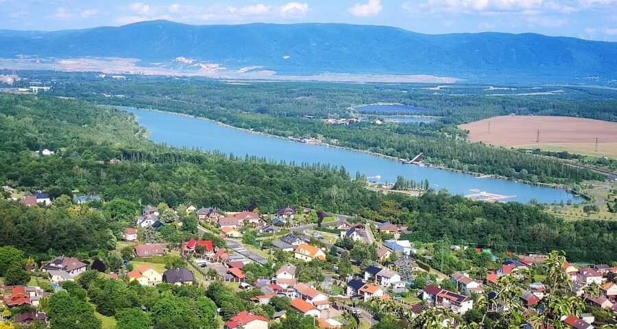Pohled na obec Souš a jezero Matylda z vyhlídky pod hradem Hněvín. Autor: Eva fotografka, licence CC BY-SA 4.0. Zdroj: Zdroj: <a href="https://commons.wikimedia.org/wiki/File:Pohled_na_jezero_Matylda.jpg">Wikimedia Commons</a>