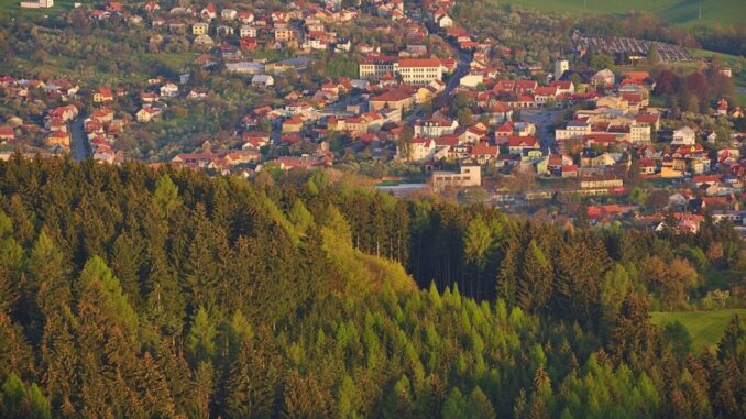 Centrum města při východu slunce z rozhledny Královec, Valašské Klobouky, okres Zlín. Zdroj: Jiří Komárek, CC BY-SA 4.0, via Wikimedia Commons, upravena velikost