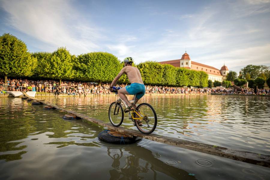 Holešovská regata je oblíbený hudební a rodinný festival, který se každoročně koná v areálu zahrad zámku Holešov na Kroměřížsku. Zdroj: agentura@velryba.cz