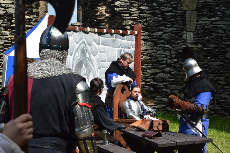 Hrady a zámky se čím dál víc stávají jevištěm živé historie. Zdroj: Národní památkový ústav