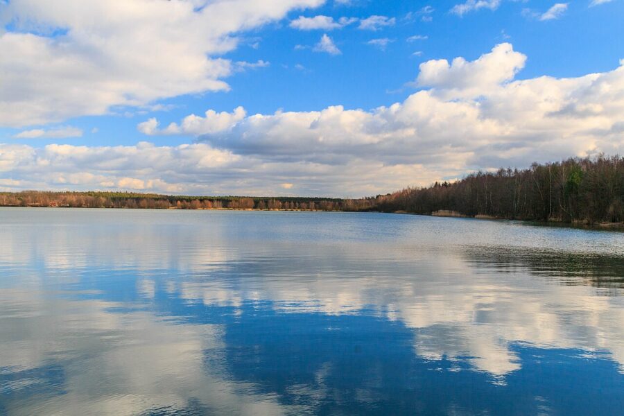 Větší jezero u obce Štít. Autor: Petr1888, licence CC BY-SA 4.0. Zdroj: Wikimedia Commons