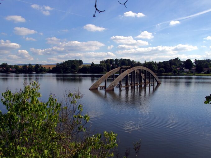 Vodní nádrž Jesenice.